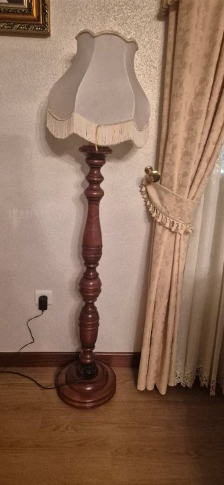 Lámpara de pie vintage madera torneada flecos