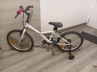 Bicicleta infantil blanca con ruedines