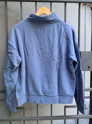 Sudadera azul con cremallera