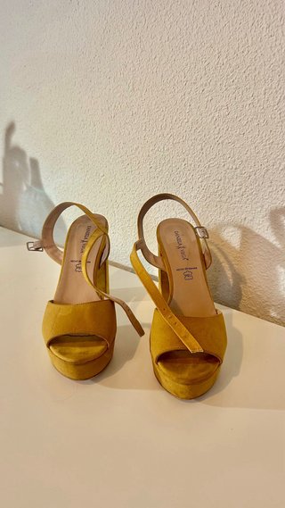 Sandalias Daniela Vega Mostaza Talla 39