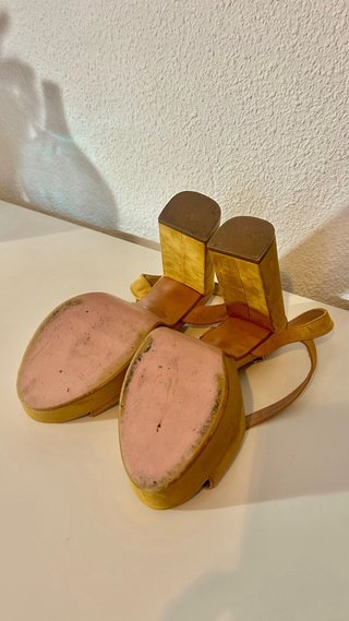 Sandalias Daniela Vega Mostaza Talla 39