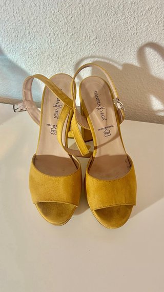 Sandalias Daniela Vega Mostaza Talla 39