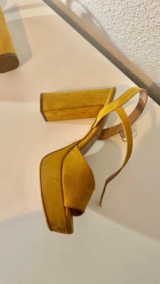 Sandalias Daniela Vega Mostaza Talla 39