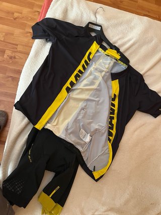 Conjunto Mavic Cosmic Elite Maillot y Culote negro