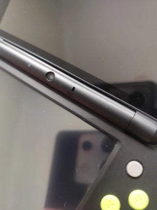 Nintendo 2DS XL Negra y Verde con cargador