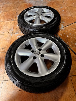 Llantas y ruedas Nissan Note con Tapacubos
