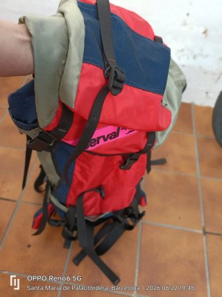 Mochila de montaña Serval azul y roja