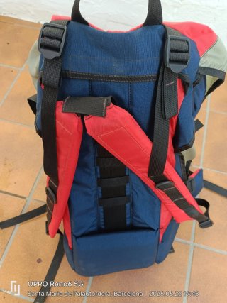 Mochila de montaña Serval azul y roja