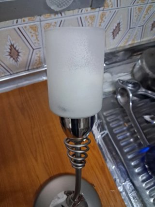 Lámpara de techo plateada y blanca
