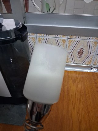 Lámpara de techo plateada y blanca