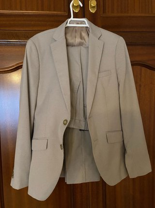 Traje de niño beige talla XS