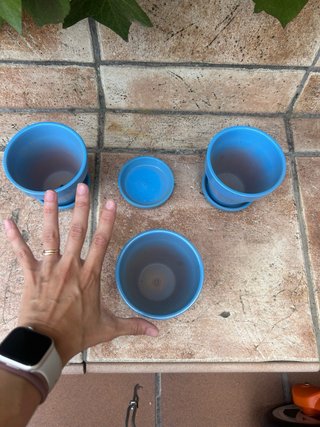 3 Maceteros azules con plato