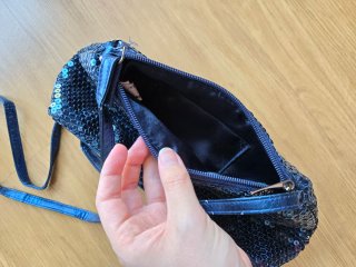 Bolso Benetton lentejuelas azul.