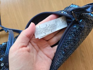 Bolso Benetton lentejuelas azul.