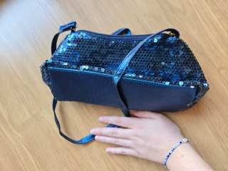 Bolso Benetton lentejuelas azul.