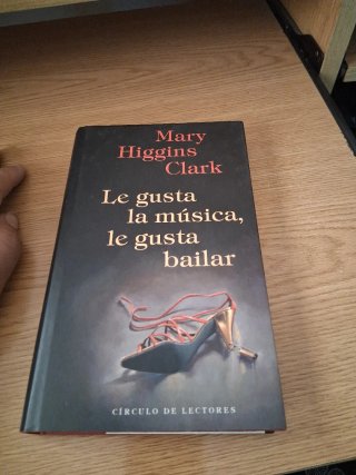 Le gusta la música, le gusta bailar.