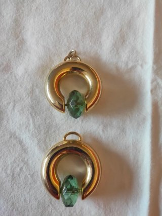 Lote 2 colgantes dorados con piedra verde