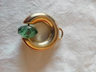 Lote 2 colgantes dorados con piedra verde