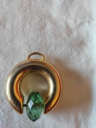 Lote 2 colgantes dorados con piedra verde