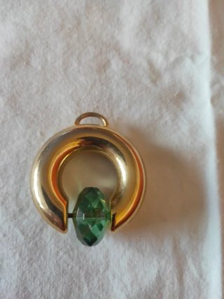 Lote 2 colgantes dorados con piedra verde