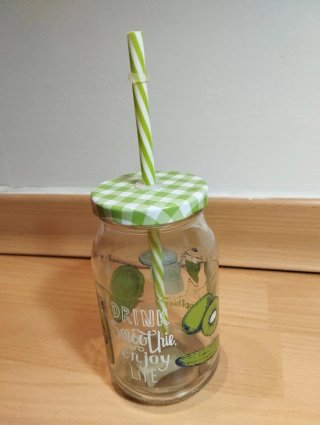 Vaso de cristal con tapa y pajita