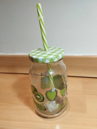 Vaso de cristal con tapa y pajita