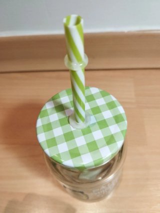 Vaso de cristal con tapa y pajita