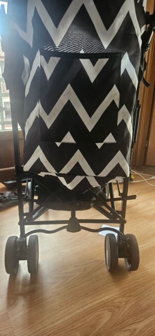 Carrito de bebé negro con diseño zigzag