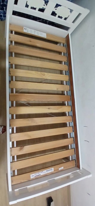 Cama infantil blanca con ovejas