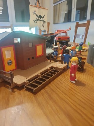 Lote Playmobil: Barco Pirata, Camión y Figuras
