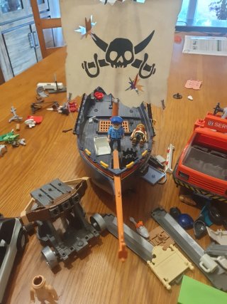 Lote Playmobil: Barco Pirata, Camión y Figuras