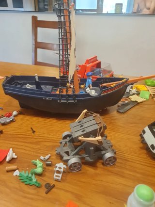 Lote Playmobil: Barco Pirata, Camión y Figuras