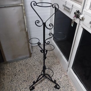 Macetero alto de metal negro