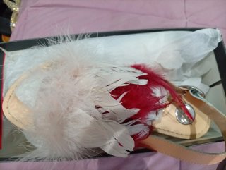 Zapatos de tacón planos con plumas