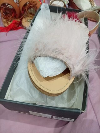 Zapatos de tacón planos con plumas