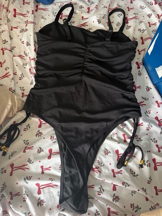Traje de baño negro con cordones