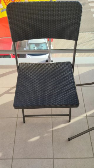 Mesa y 2 sillas plegables exterior