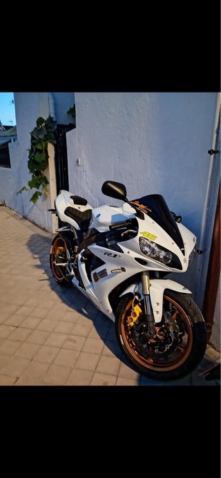 Yamaha R1 Sportbike Blanca y Dorada
