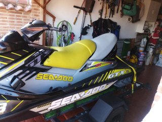 Moto de agua Sea-Doo amarilla y negra