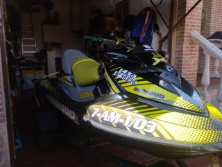 Moto de agua Sea-Doo amarilla y negra