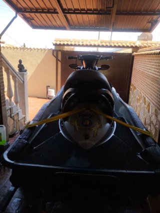 Moto de agua Sea-Doo amarilla y negra