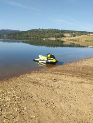 Moto de agua Sea-Doo amarilla y negra