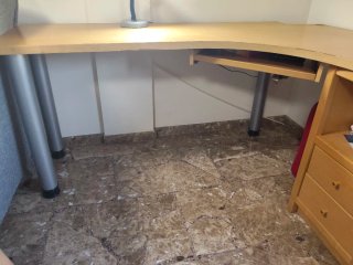 Escritorio de madera y metal