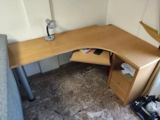 Escritorio de madera y metal