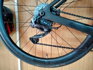 Bicicleta de carretera  eléctrica negra bien monta