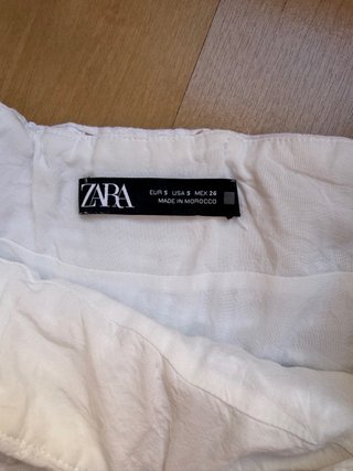 Falda Zara blanca volantes