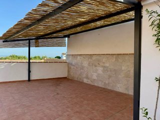 Pérgola de cañizo y metal