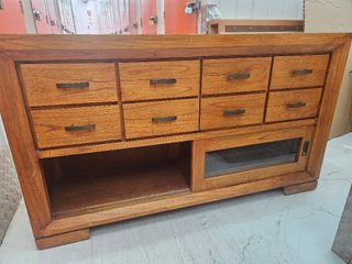 Mueble de comedor de madera