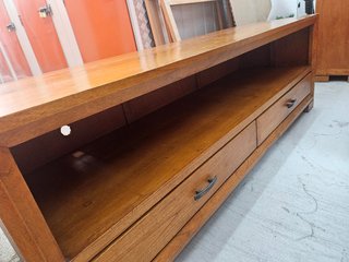 Mueble de comedor de madera