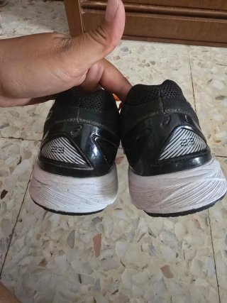 Zapatillas Asics Negras y Naranjas